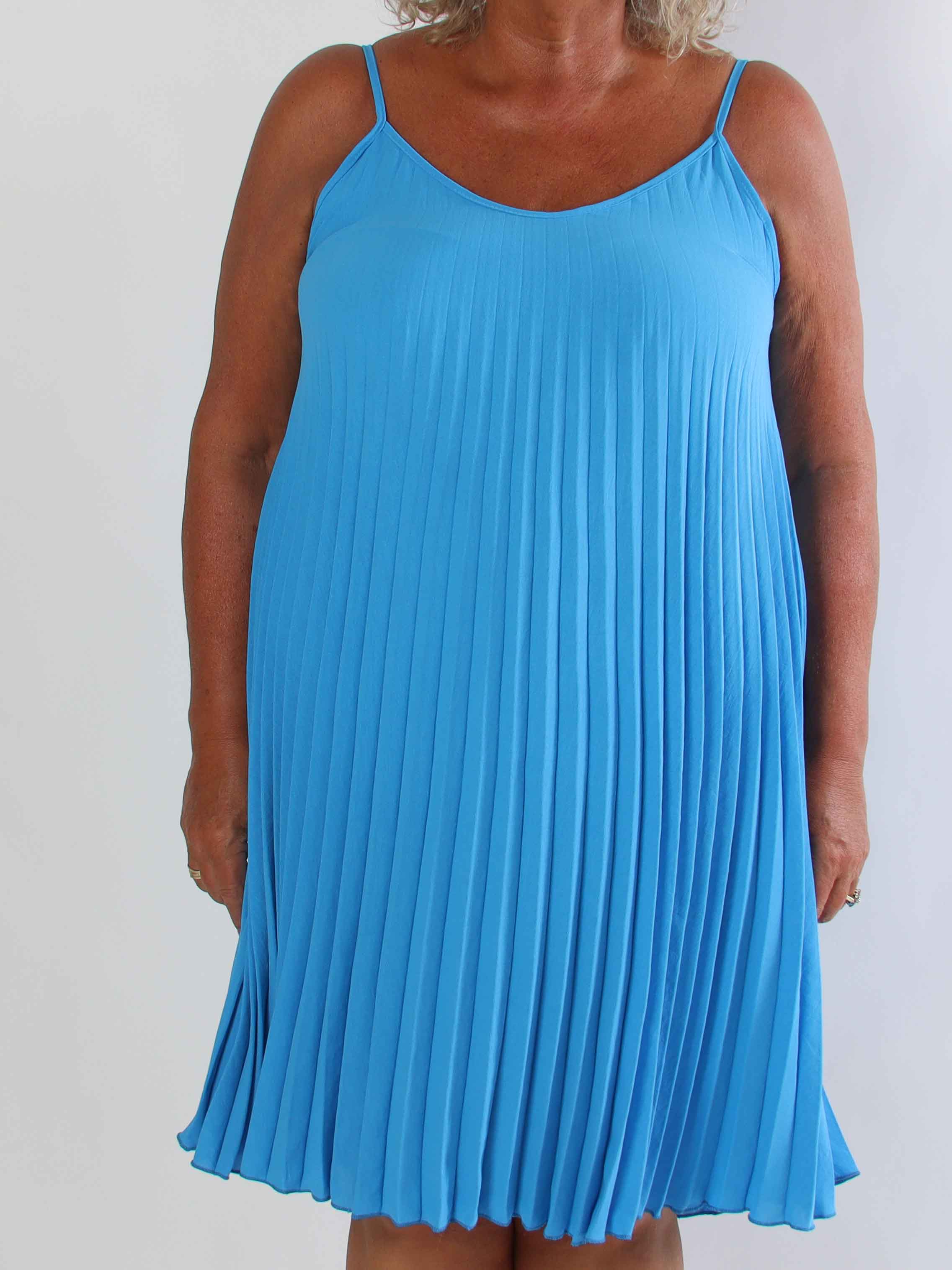 Tonia Short - Elegant plisseret plus size kjole i en blød og let viskoseblanding